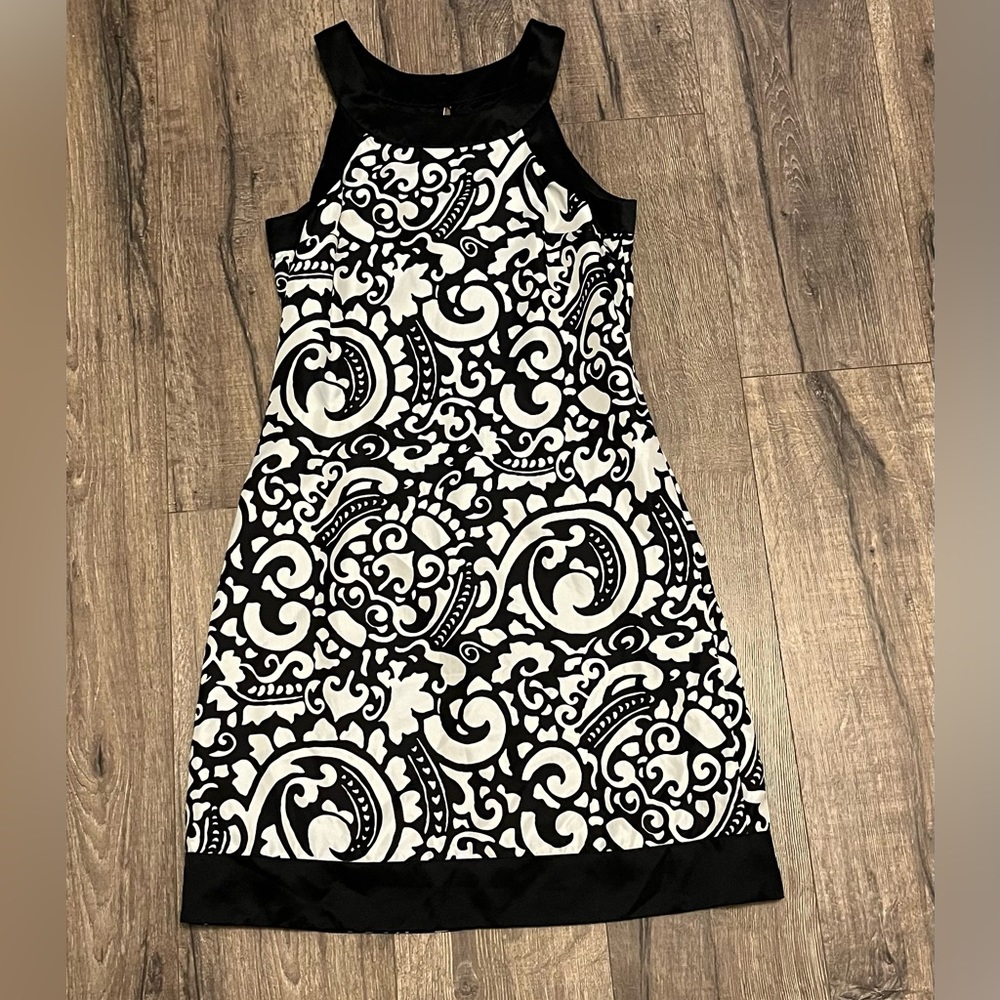 White House black market size 4 black and white dress -sleeveless printed